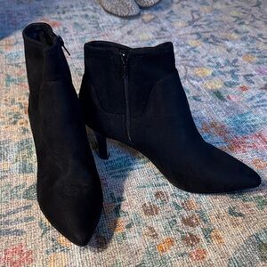 Elegant Clarks Suede Black Ankle Boots Women’s 9 Like New